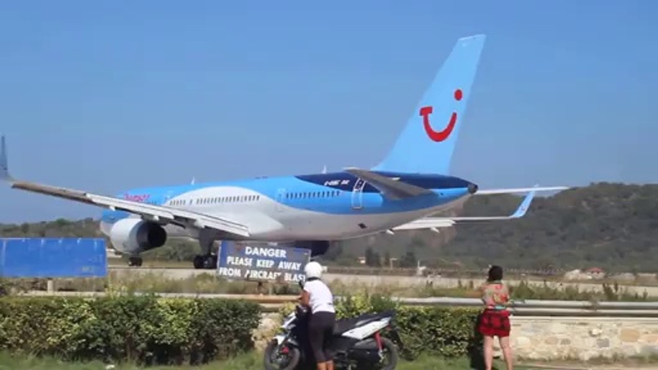 Quade éjècté a l'eau a la force des réacteur d'un boeing