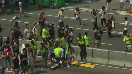 Man threatens to jump from bridge if HK protests continue