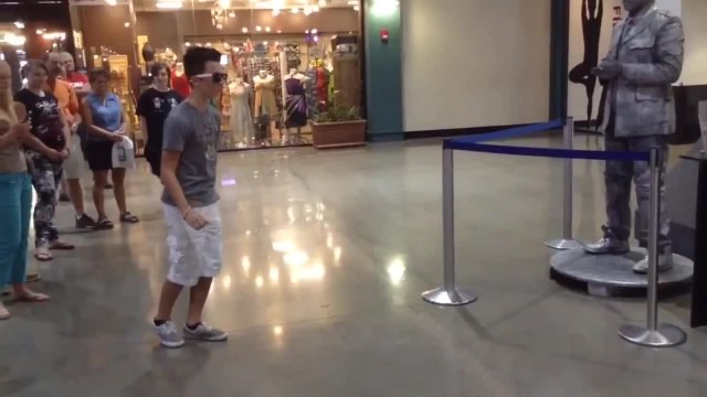 Battle de danse avec une statue