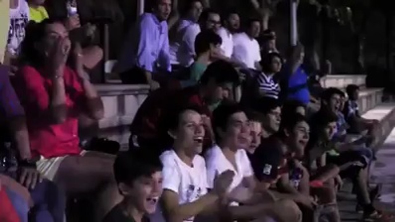 Un professionnel du foot de rue se déguise en vieux pour feinter les joueurs du quartier