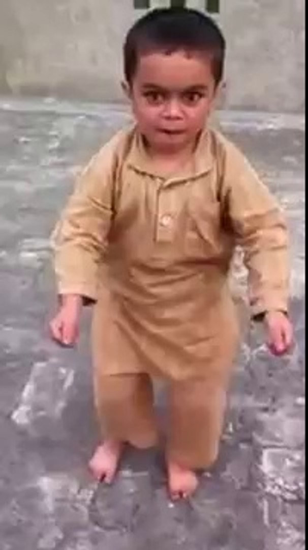 Un petit garçon danse sur le tempo - Vidéo Dailymotion