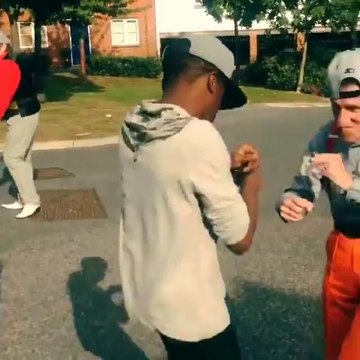 À 70 ans, ce papy a de bons restes, la preuve avec cette danse improvisée !