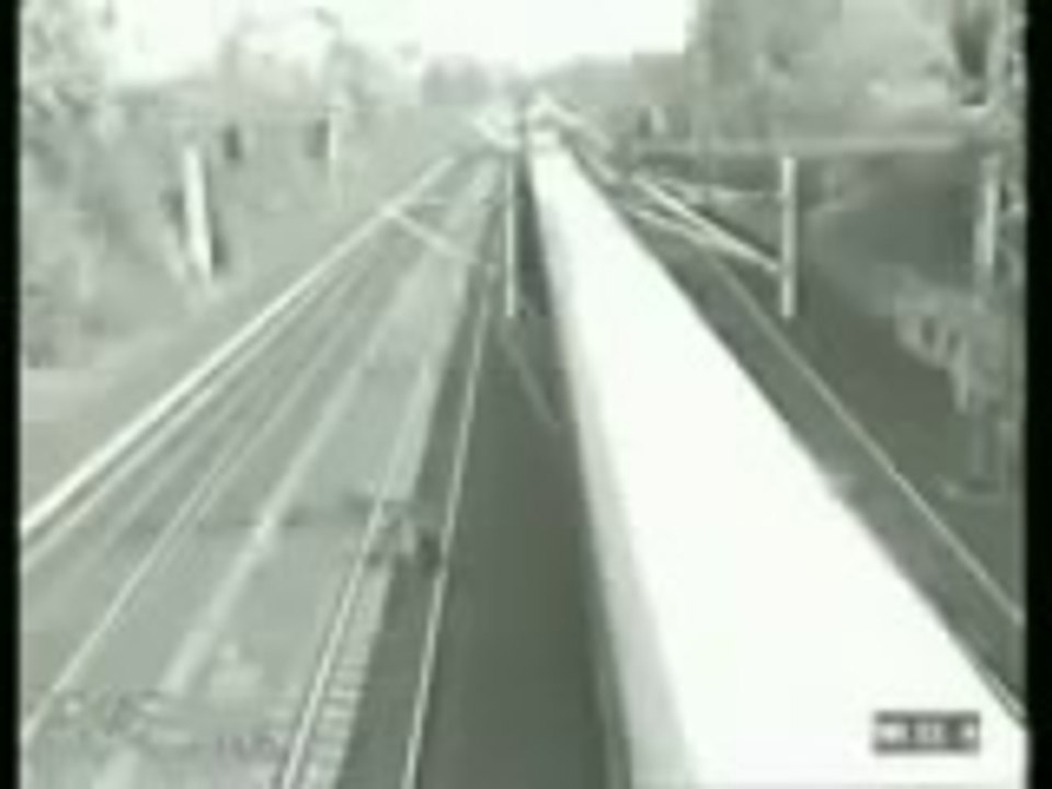 Un homme chanceux évite 2 trains de justesse