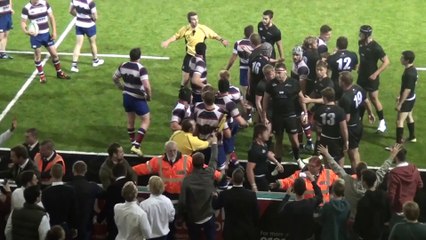 Un streaker plaque un joueur de rugby en plein match