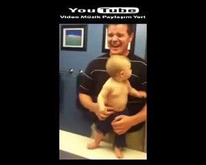 Babasına Kas Gösterisi Yapan Bebek www.Sesliaygul.com