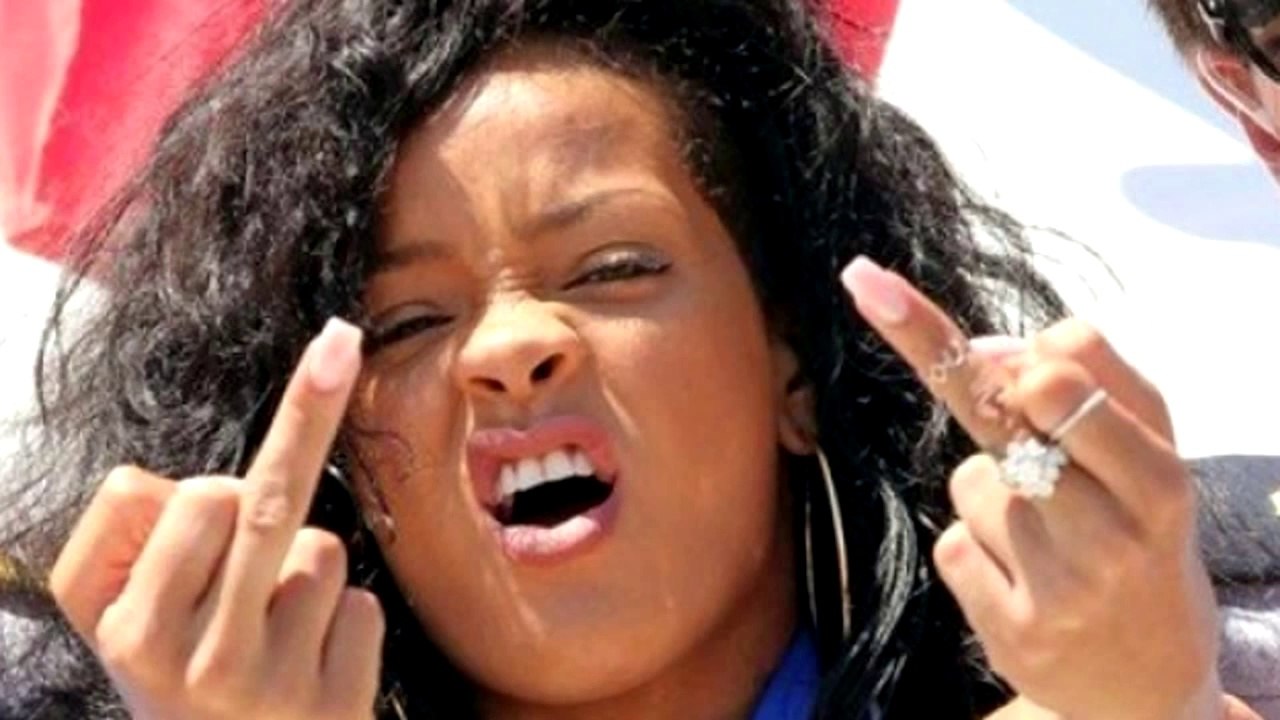 Rihanna manda a la mierda a la CBS por cancelar su actuación en la NFL
