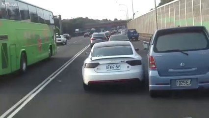 Aynı şerit için inatlaşan sürücüler