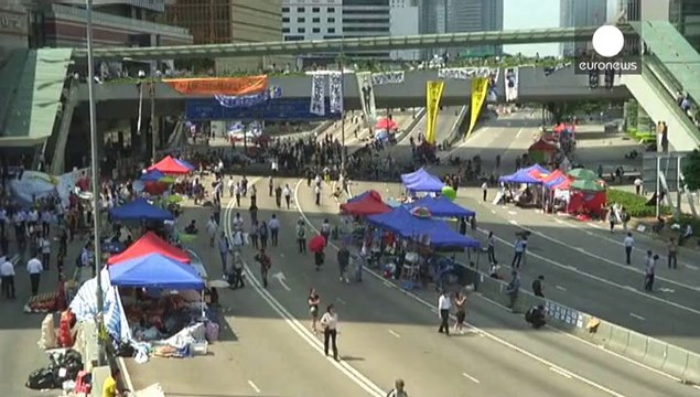 Hong Kong: manifestantes levantam barricadas ao final de oito dias de protestos