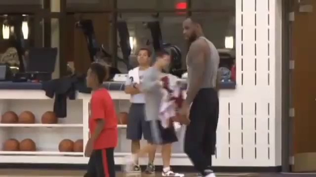 Le fils de LeBron James marque un panier du milieu de terrain