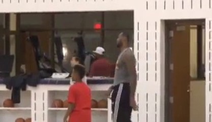 Le fils de LeBron James marque du milieu de terrain