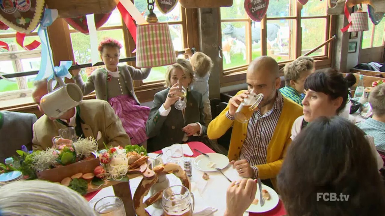 FOOTBALL: Bundesliga: FCB-Stars feiern auf dem Oktoberfest