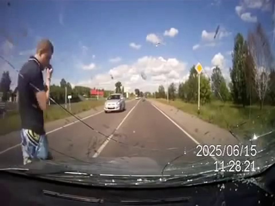 Araba ineğe çiftleşirken çarptı . Nasıl mı olur _ izleyin ve görün ! Dünyada bir ilk. inek ve öküz