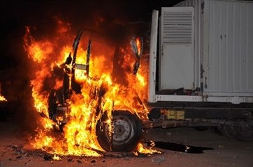 Mardin'de PTT'ye Ait Araçlar Ateşe Verildi