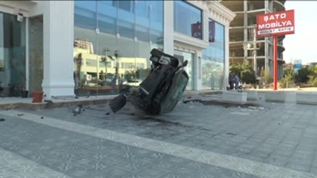 Otobüs Durağında Bekleyenlere Otomobil Çarptı: 2 Ölü