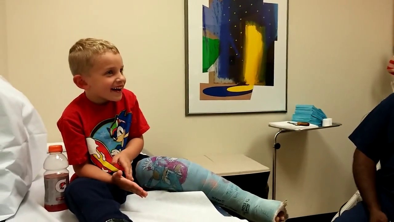 Boy Makes Doctor Laugh After Having Cast Removed