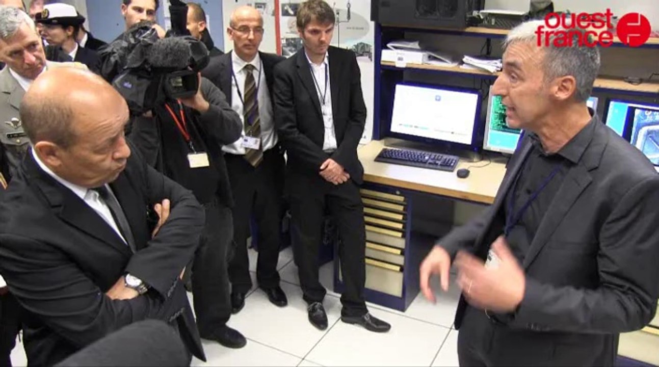 A Bruz (35), Jean-Yves Le Drian pose la première pierre d'un laboratoire de cyberdéfense