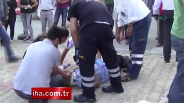 Otobüs Durağına Daldı: 2 Ölü