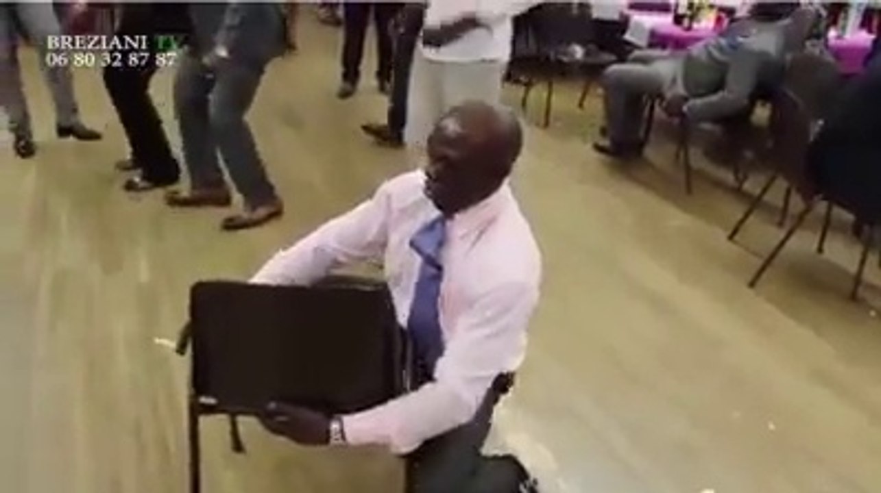 Ce tonton congolais fait sont chaud avec une chaise et laisse sa partenaire perplexe ; Wandafoot !!