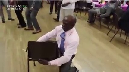 Ce tonton congolais fait sont chaud avec une chaise et laisse sa partenaire perplexe ; Wandafoot !!