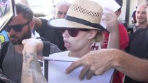 Iggy Azalea est entourée par des fans à l'aéroport de Los Angeles