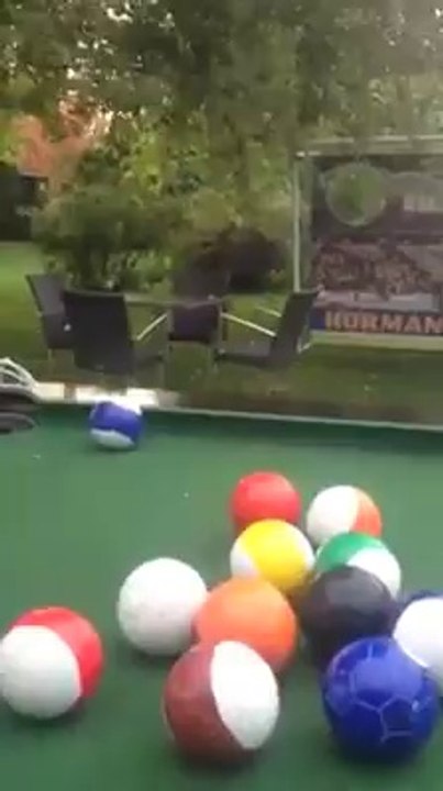 Une table de billard-football