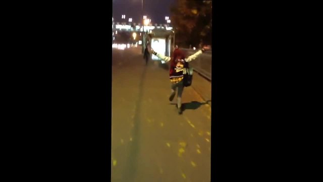 Fille ivre vs Abribus