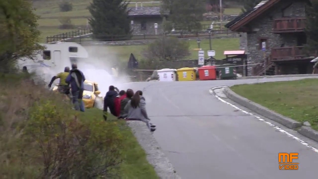 Ces spectateurs échappent miraculeusement à la mort lors du Jolly Rally Valle d'Aoste