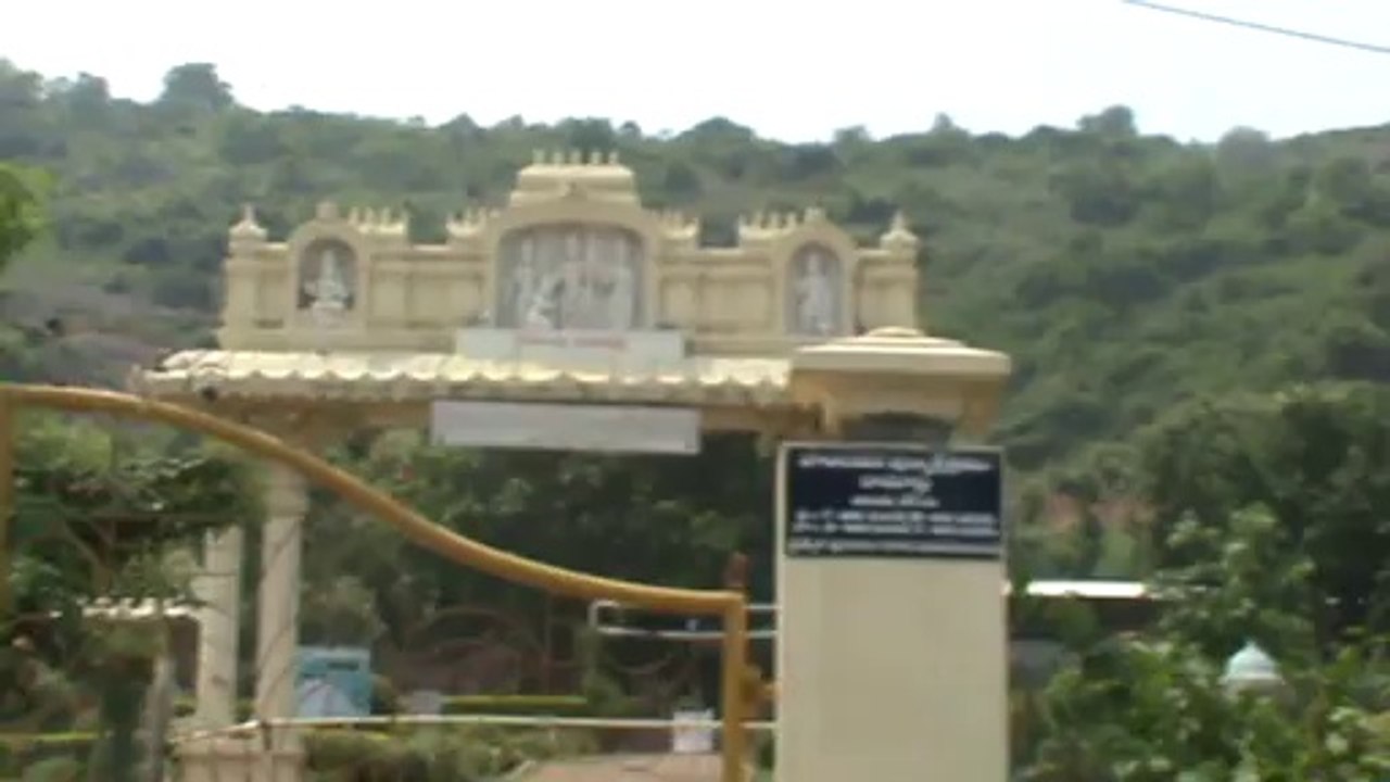 Road view of Mandir beside sea near Vishakhapatnam Vizag SKMClasses Subhashish 1