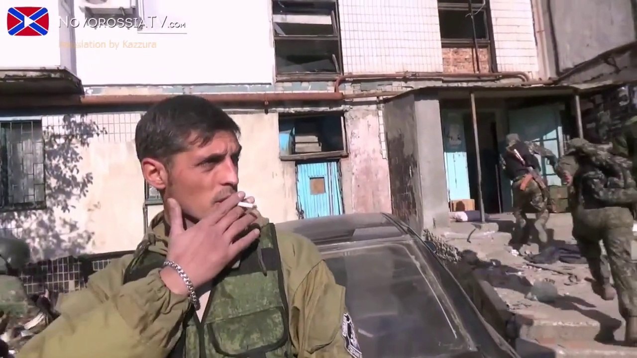 Un Soldat Ukrainien fume tranquillement une cigarette en plein bombardement!