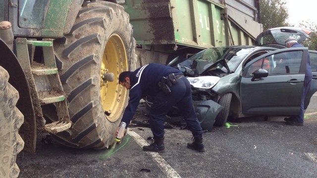 Accident entre un tracteur et une voiture
