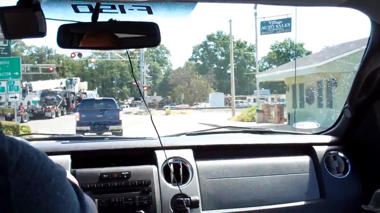 Un camion se fait exploser par un train de marchandises