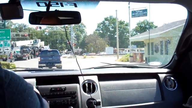 Un camion se fait exploser par un train de marchandises