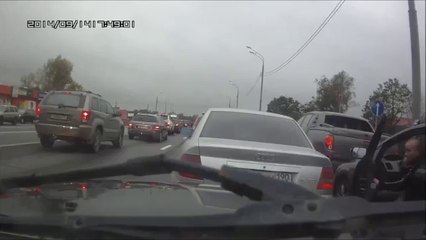 Il sort de sa voiture pour engueuler un automobiliste mais va avoir une drôle de surprise