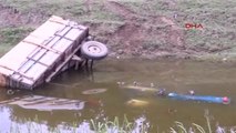 Traktör Drenaj Kanalına Uçtu 1 Ölü, 1 Yaralı