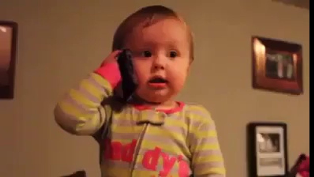 Adorable bébé tient une discussion complète avec son père