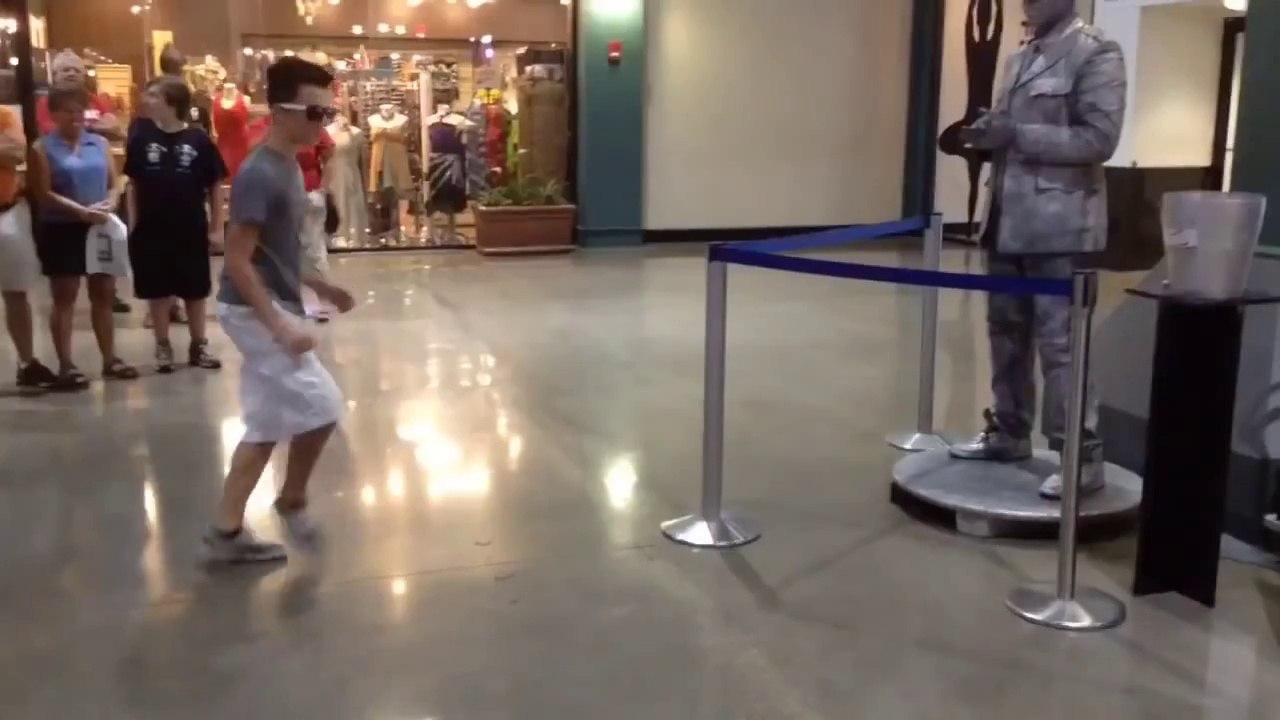Battle de danse dubstep avec une statue !
