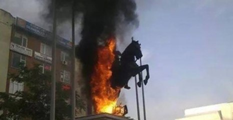 Esenyurt'ta 6 Araç Kundaklandı, Atatürk Büstü Ateşe Verildi