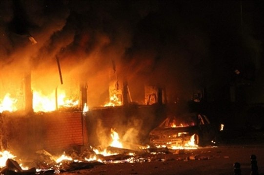 Ateşe Verilen Alışveriş Merkezi Cayır Cayır Yandı