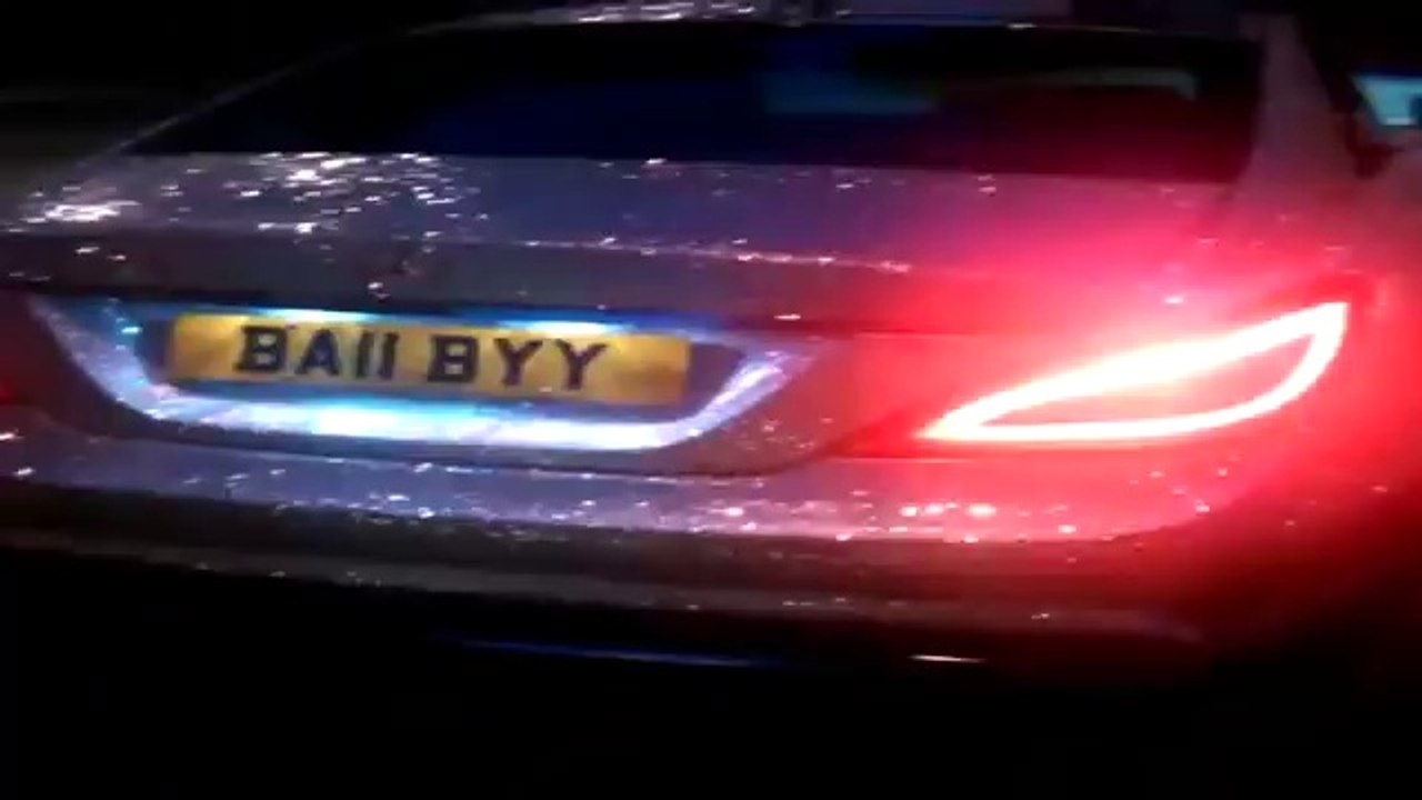 UNE RUSSE COUVRE SA MERCEDES D’UN MILLION(1 000 000) CRISTAUX SWAROVSKI!!