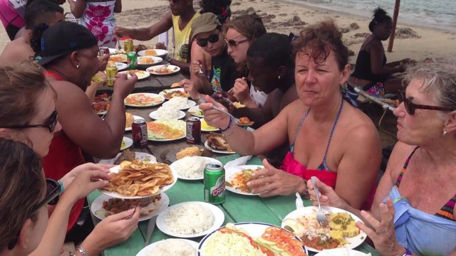 Voyage salsa et Fete del Caribe à Cuba. juillet 2014.Repas a la plage .WWW/DANSACUBA.COM