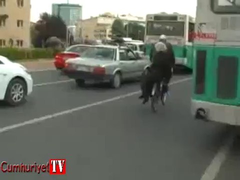 3 aylık Suriyeli Fatma bisiklet sepetinde