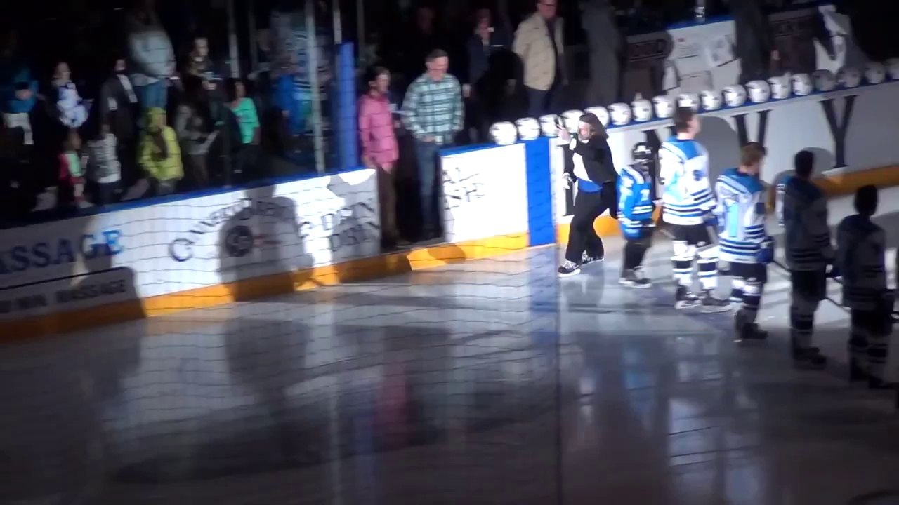 Grosse gamelle du chanteur qui interprète l'hymne canadien avant un match de Hockey!