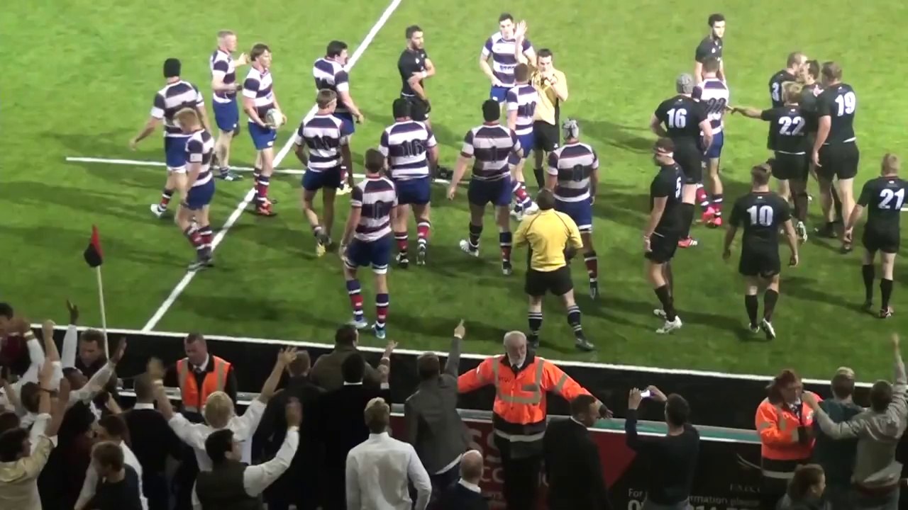 Un Streakers plaque un rugbyman en plein match, déclenche une bagarre et s'échappe!