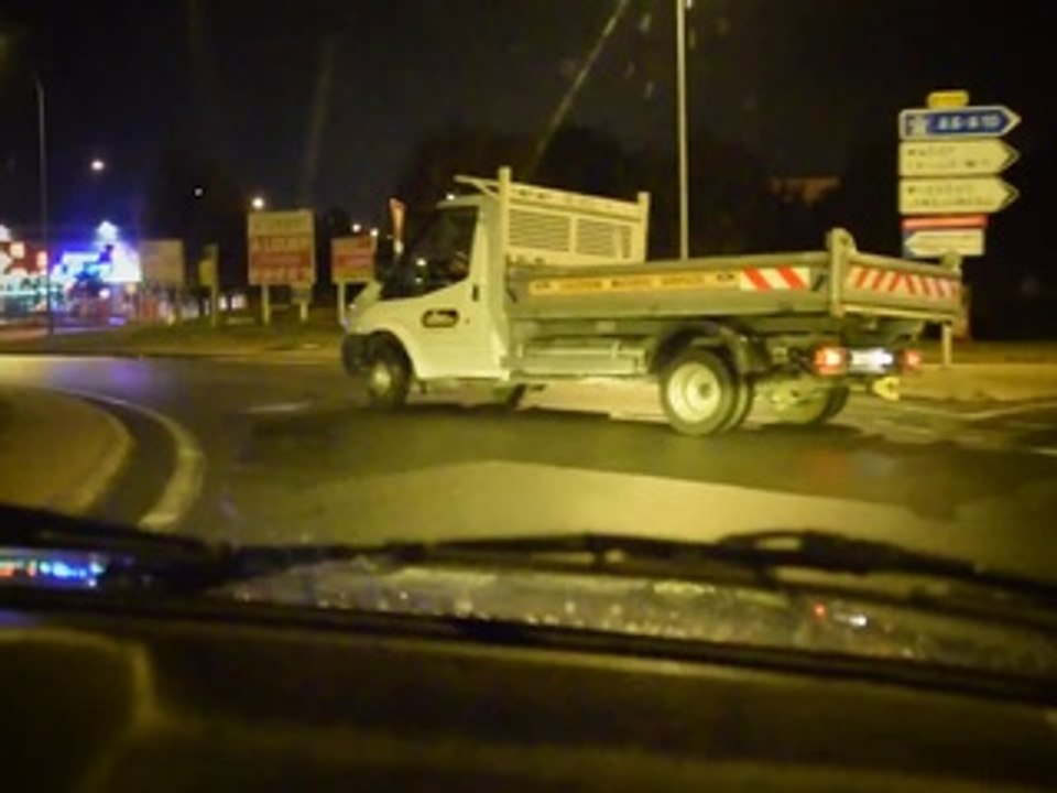Faire un gros drift dans un rond point avec une camionnette