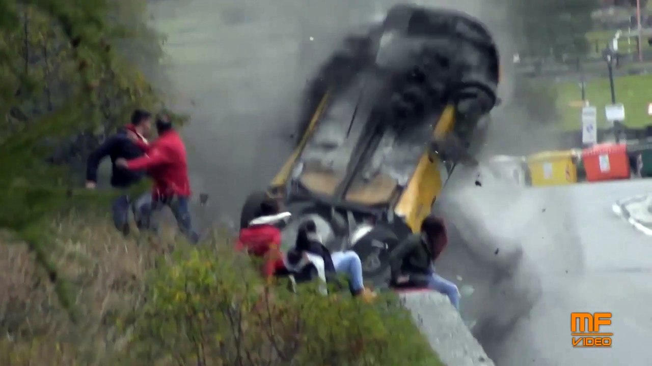 Des spectateurs de rallye voient la mort de (très) près