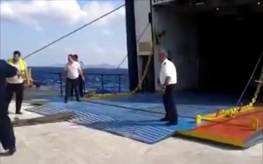 Comment embarquer des voitures sur un bateau en pleine tempête ?