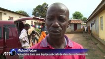 Freetown: des volontaires enterrent les victimes du virus Ebola