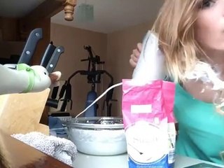 Une femme utilise un batteur electrique !