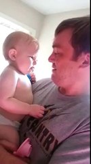 Ce bébé est très intrigué par le visage de son papa qui vient de se raser la barbe