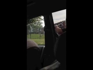 Ils refusent d’ouvrir la fenêtre au policier, sa réaction va être disproportionnée